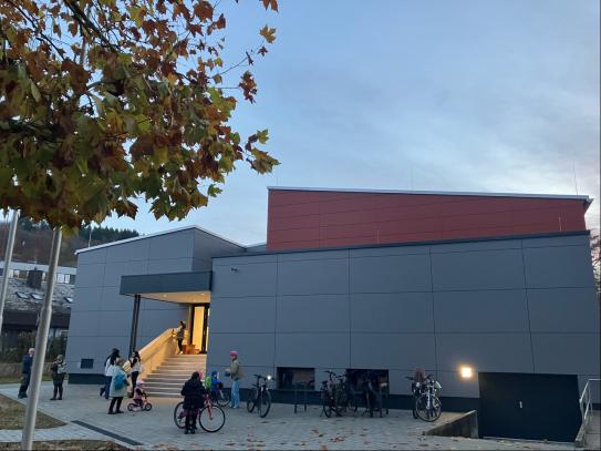 Außenansicht der sanierten Halle in Lomersheim