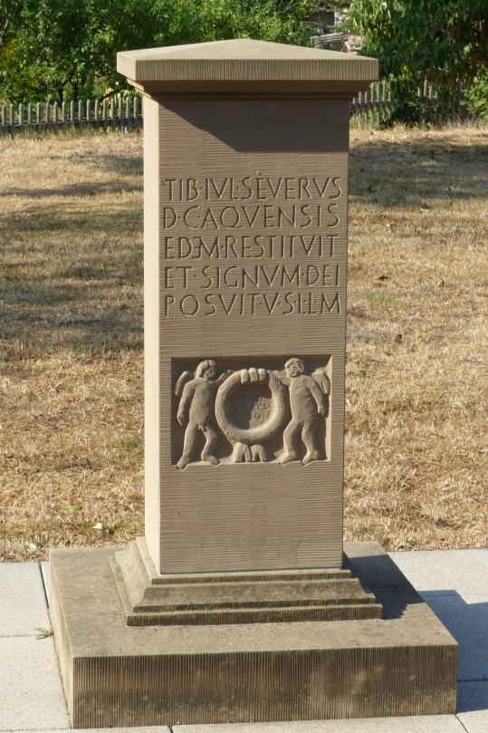 Kopie eines römischen Weihesteins, der 1898 bei Arbeiten in der Kirche St. Peter in Dürrmenz gefunden wurde.