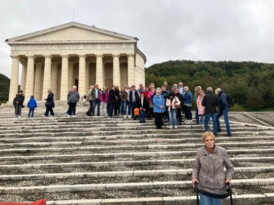 Die Possagno-Besucher auf den imposanten Treppen des “Tempio Canoviano”.