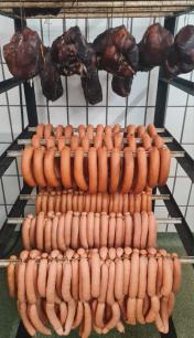 Verschiedene Fleischwaren im Angebot