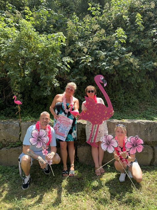 Mitarbeiter im Flamingolook