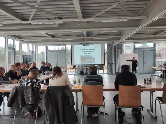 Stadtverwaltung und Gemeinderat aif der Klausurtagung in den Räumen der Neuen Feuerwache Mühlacker.